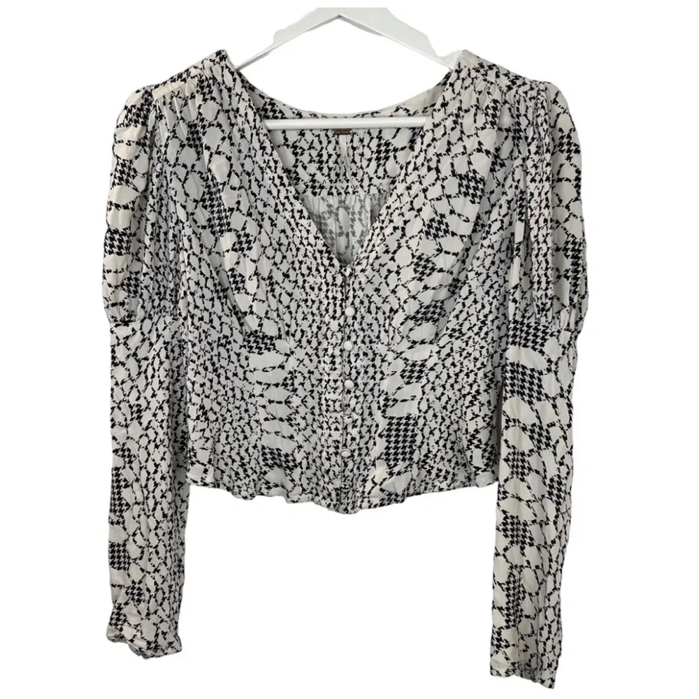 Free People Black and White V-Neck cropped long sleeve shirt Size Medium